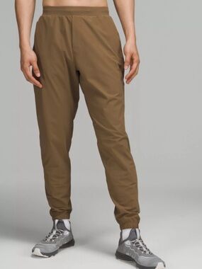 Lululemon Men’s Surge Jogger Pants Size Medium in Artifact Khaki Tan Running XS